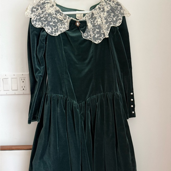 Dresses & Skirts - Green Velvet Dress with Lace Collar